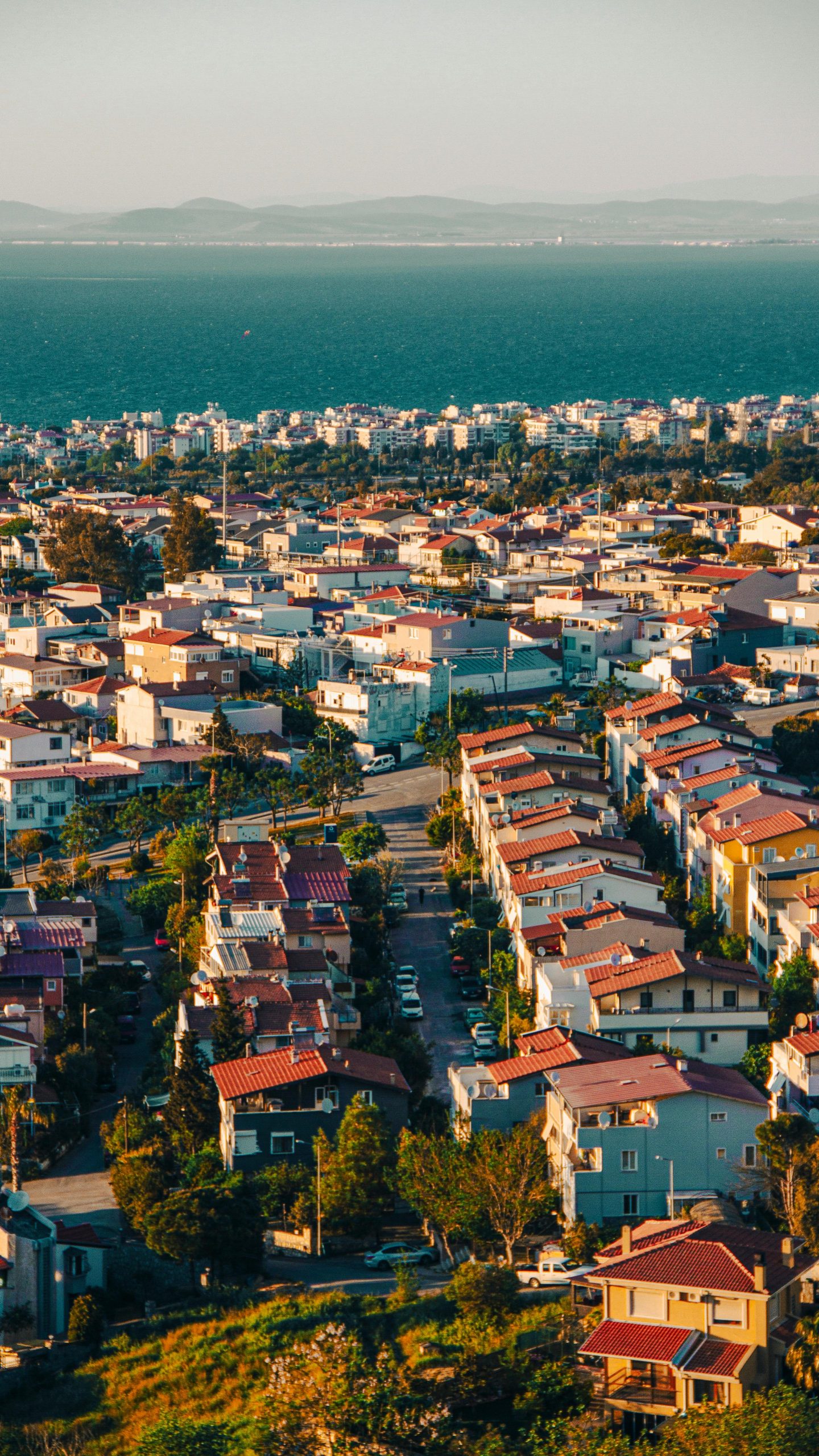 Breathtaking aerial view of İzmir, Türkiye showing urban sprawl and coast.